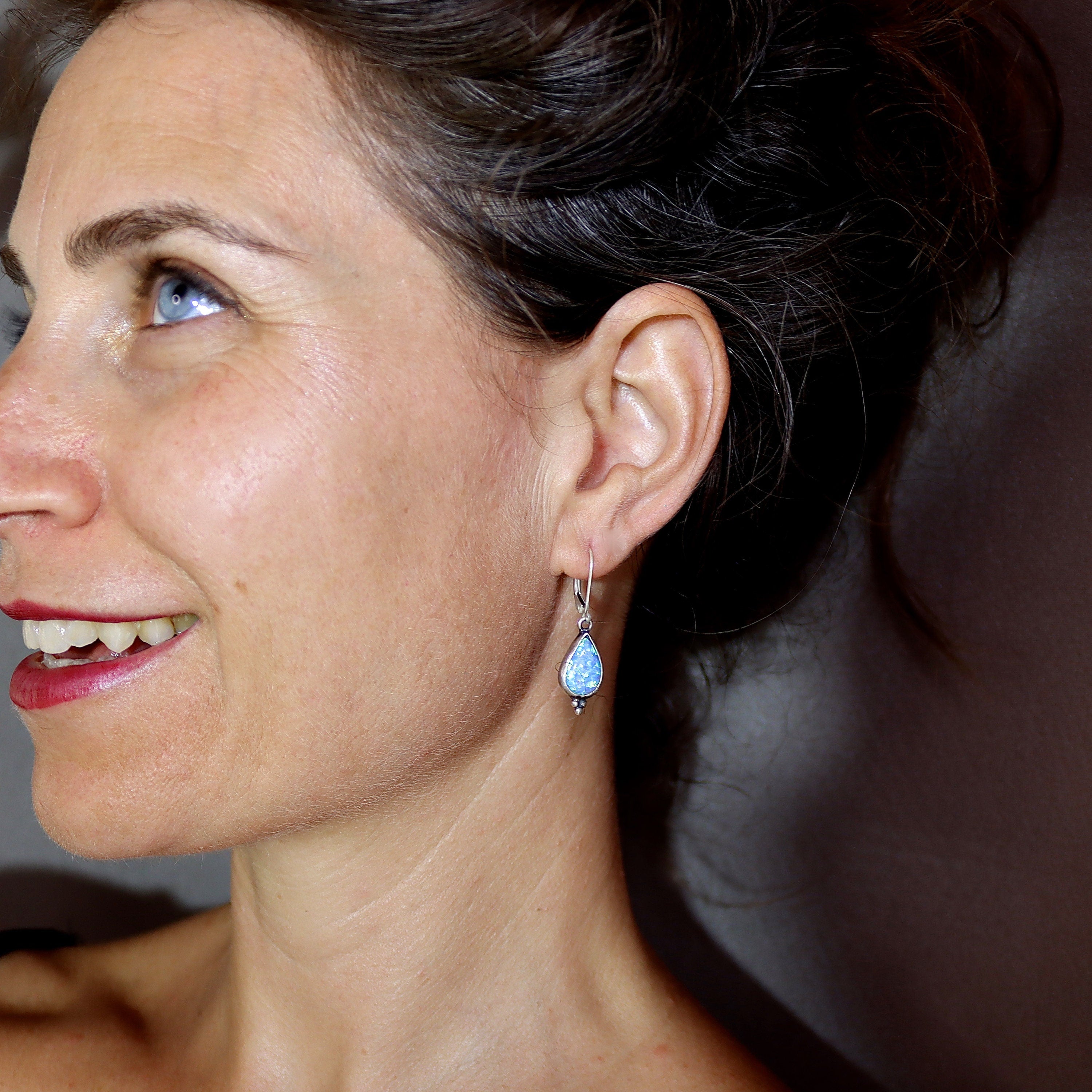 עגילי טיפה משובצים באופל, עגילי כסף סטרלינג 925 משובצים באופל כחול