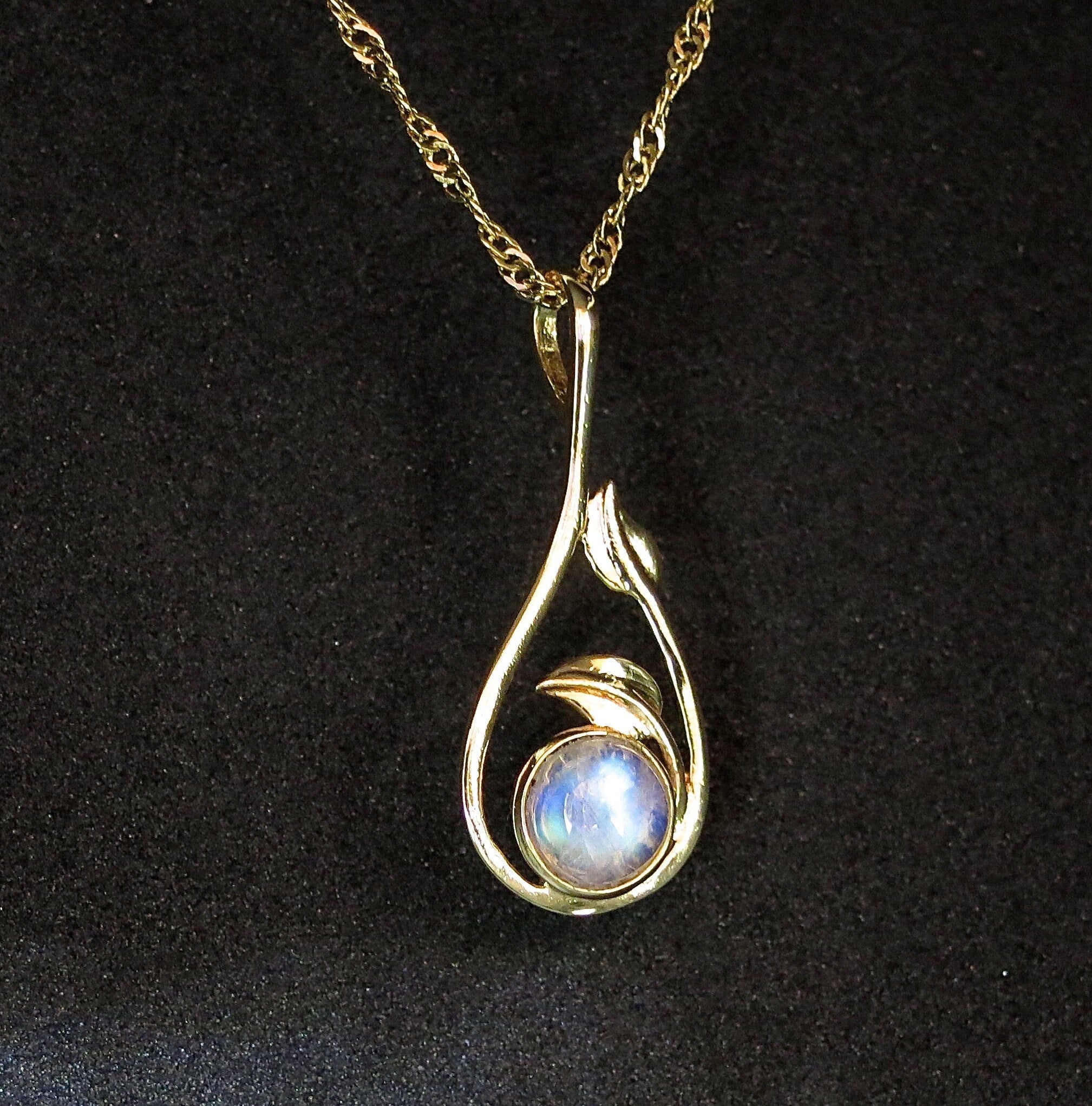 שרשרת תליון עלה בעבודת יד משובצת באבן ירח מזהב 14 קראט