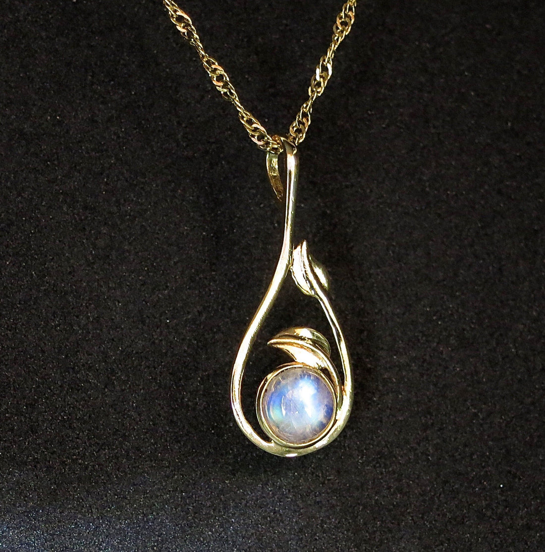 שרשרת תליון עלה בעבודת יד משובצת באבן ירח מזהב 14 קראט