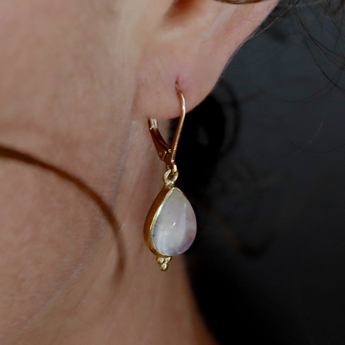 עגיל זהב תלוי באבן ירח, עגילי אבן חן דמעה