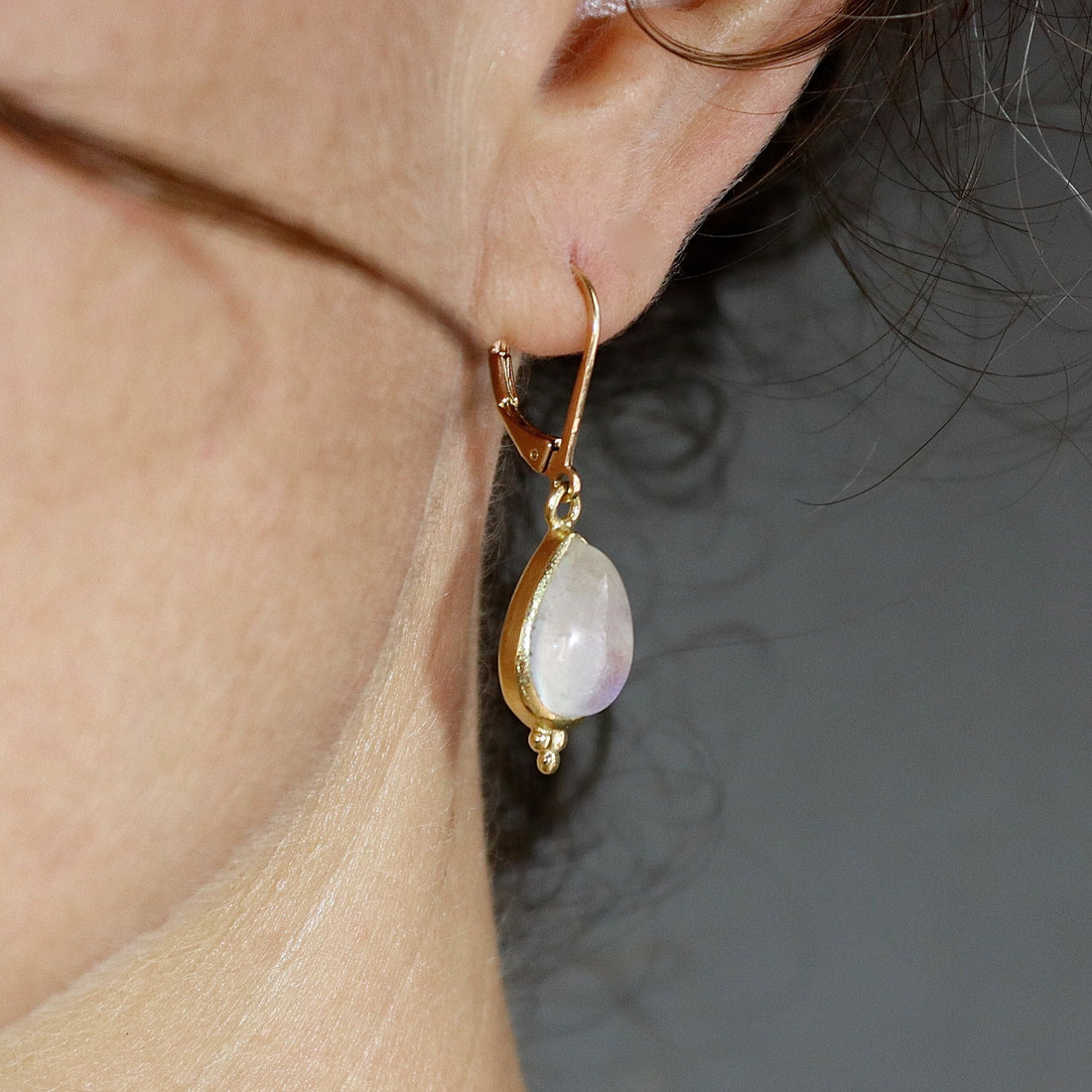 עגיל זהב תלוי באבן ירח, עגילי אבן חן דמעה