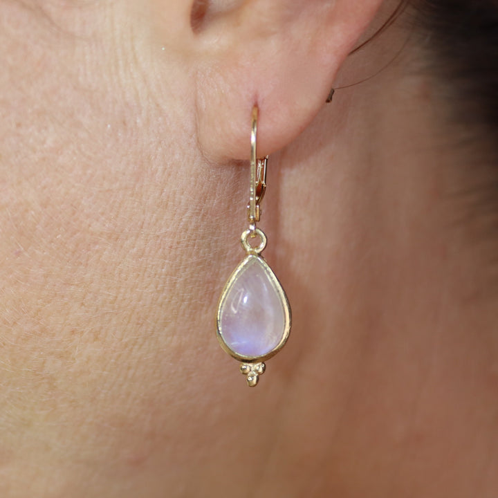 עגיל זהב תלוי באבן ירח, עגילי אבן חן דמעה