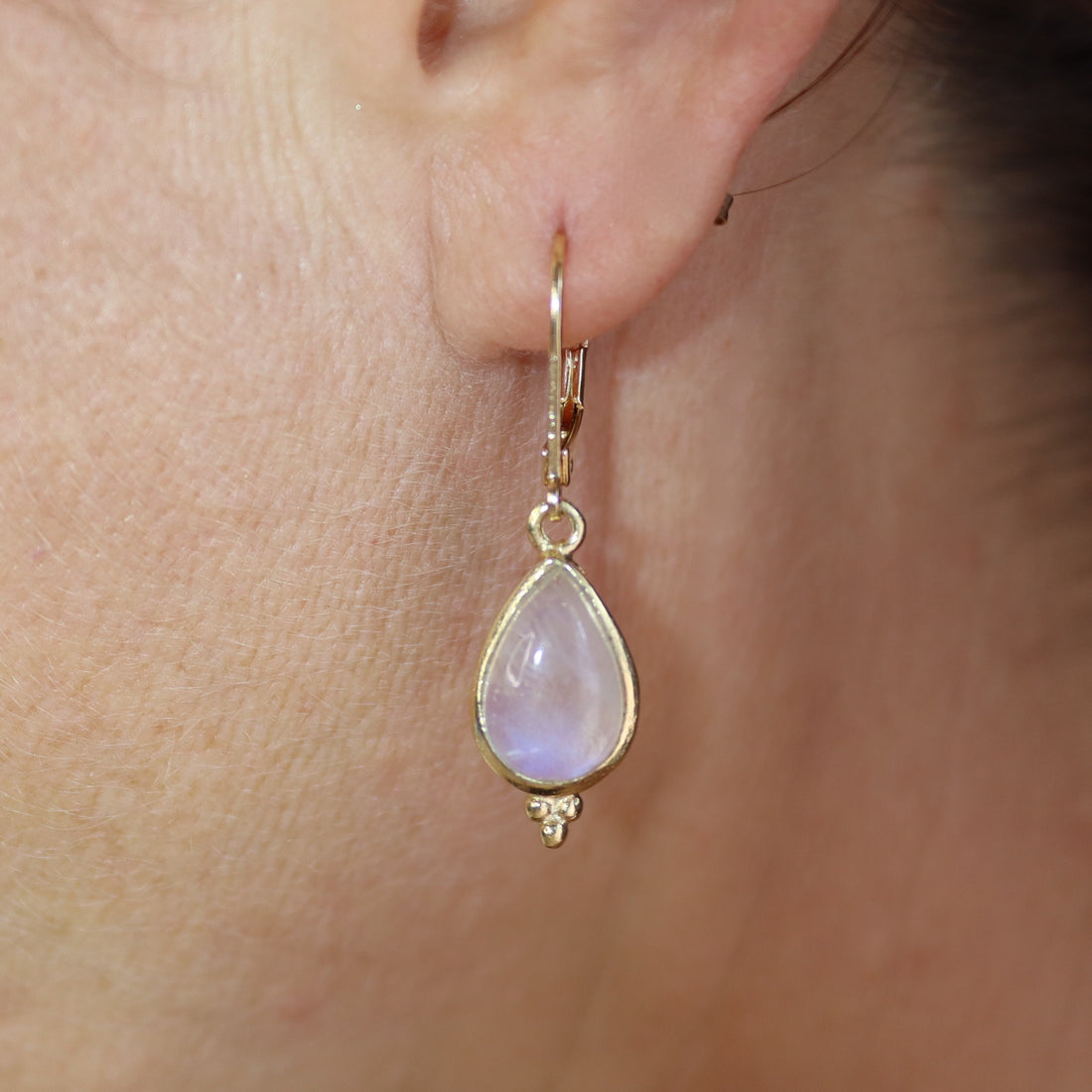 עגילי מונסטון, עגילי זהב 14 קראט מלאים בצורת טיפה לנשים, תכשיטי אבן לידה אלגנטיים, מתנה לאישה, מתנת יום נישואין עבורה