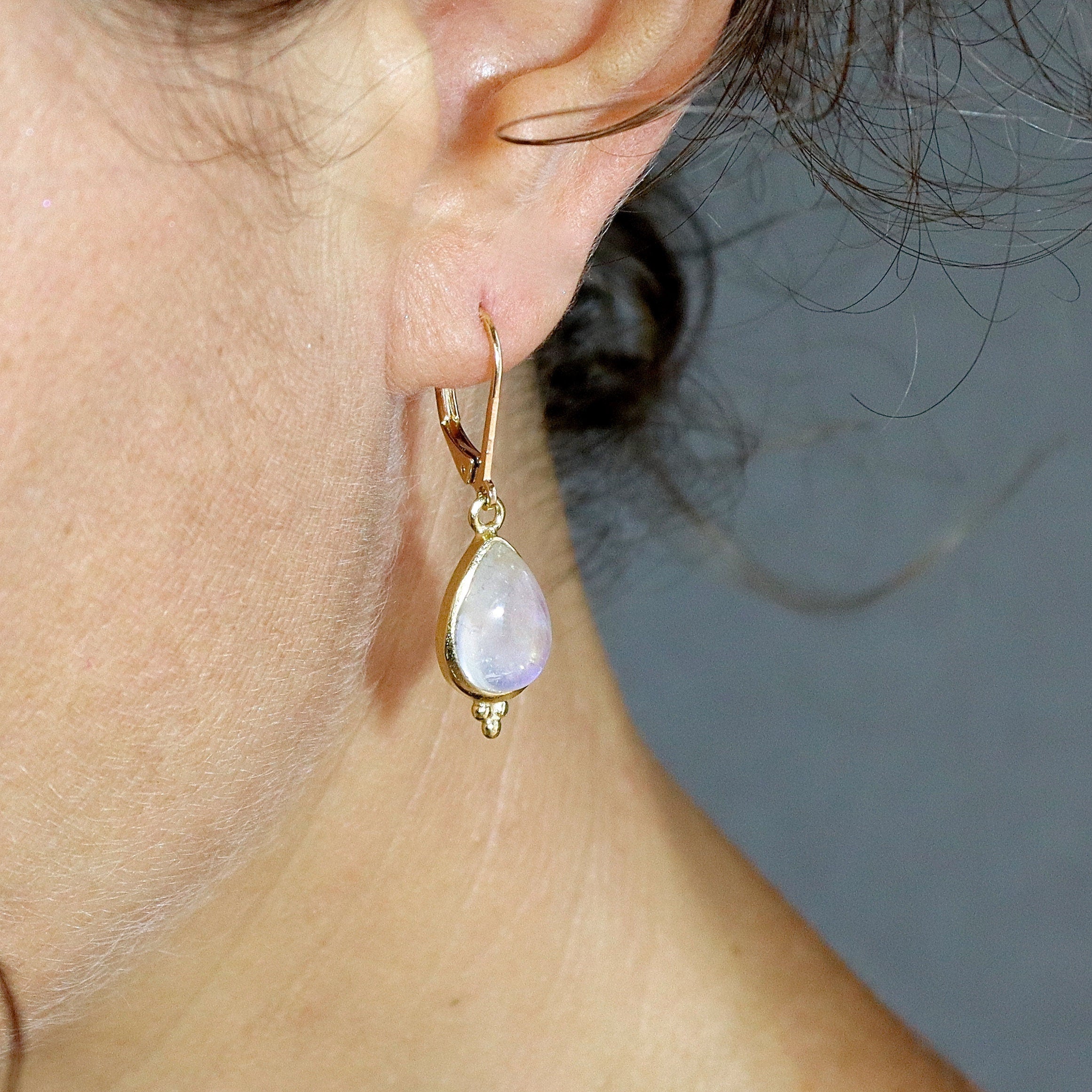 עגילי מונסטון, עגילי זהב 14 קראט מלאים בצורת טיפה לנשים, תכשיטי אבן לידה אלגנטיים, מתנה לאישה, מתנת יום נישואין עבורה