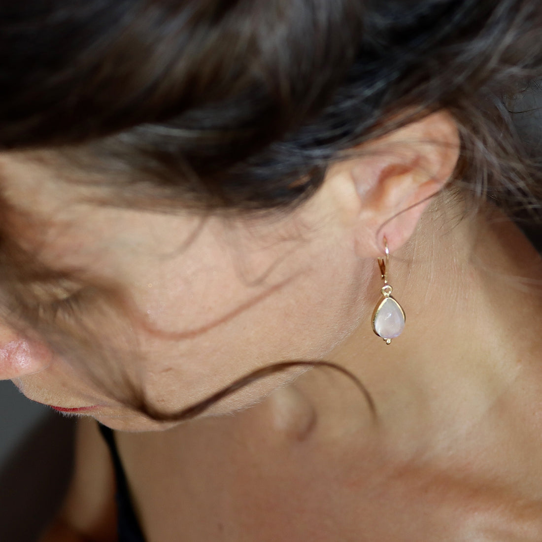 עגילי מונסטון, עגילי זהב 14 קראט מלאים בצורת טיפה לנשים, תכשיטי אבן לידה אלגנטיים, מתנה לאישה, מתנת יום נישואין עבורה