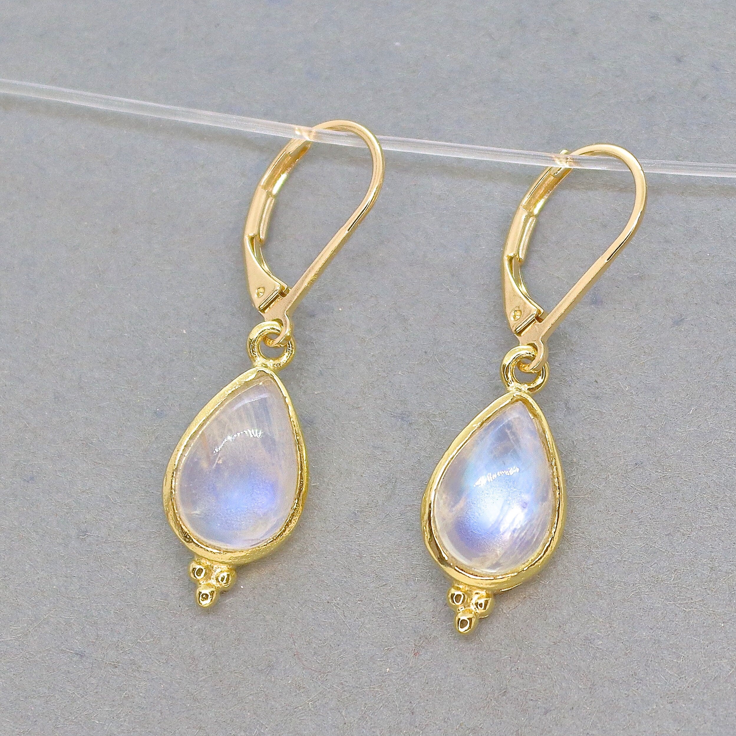 עגילי מונסטון, עגילי זהב 14 קראט מלאים בצורת טיפה לנשים, תכשיטי אבן לידה אלגנטיים, מתנה לאישה, מתנת יום נישואין עבורה