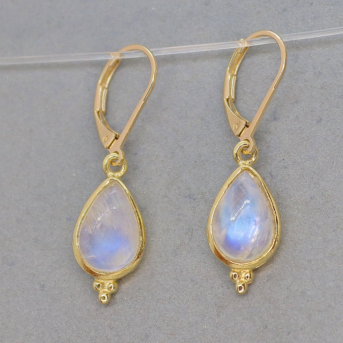 עגילי מונסטון, עגילי זהב 14 קראט מלאים בצורת טיפה לנשים, תכשיטי אבן לידה אלגנטיים, מתנה לאישה, מתנת יום נישואין עבורה