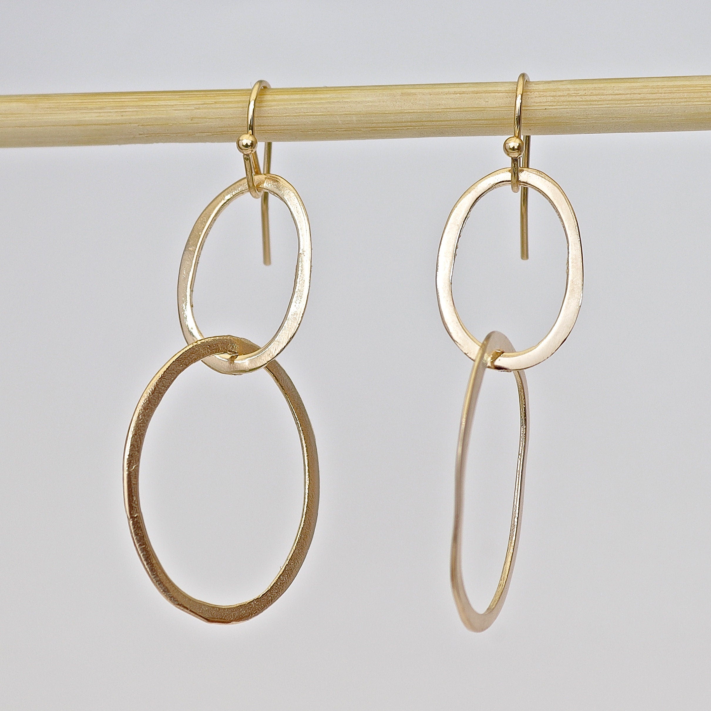 עגילי חישוק תלויים בזהב: תכשיטים מודרניים בעבודת יד ליומיום