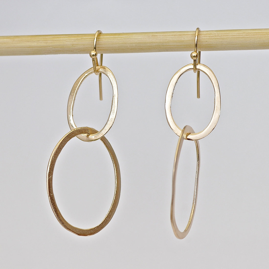 עגילי חישוק תלויים בזהב: תכשיטים מודרניים בעבודת יד ליומיום