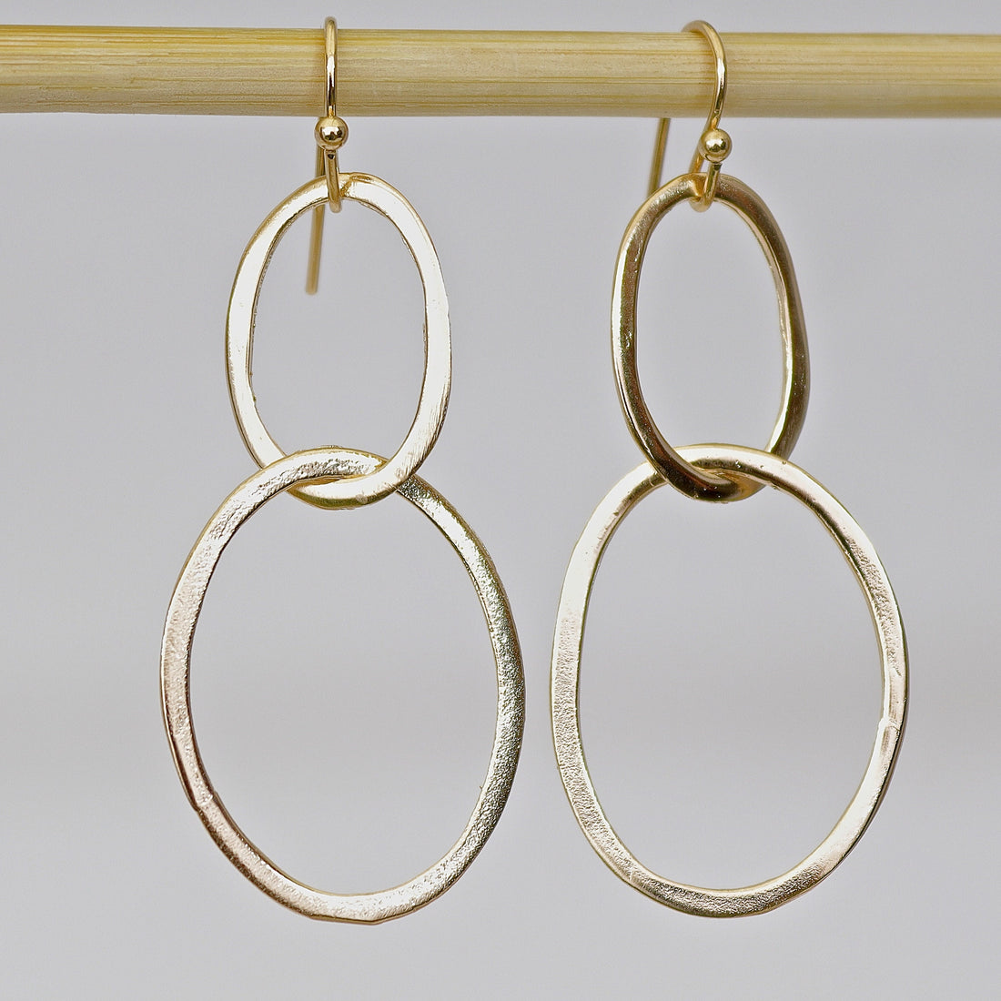 עגילי חישוק תלויים בזהב: תכשיטים מודרניים בעבודת יד ליומיום