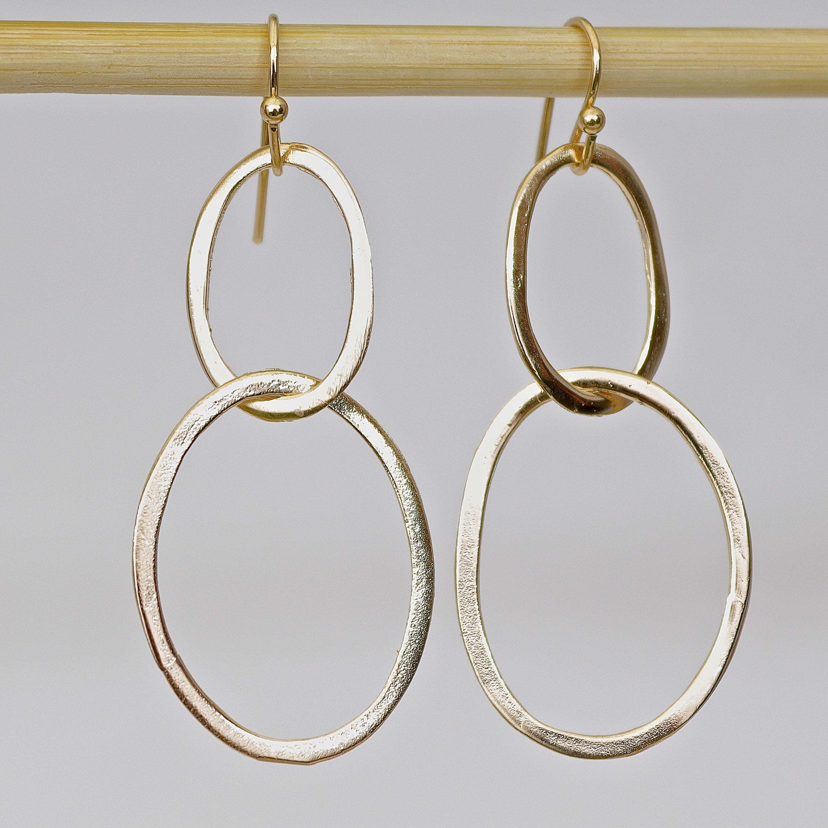 עגילי זהב 14 קראט עם קישורים - עגילי טיפה אלגנטיים לנשים