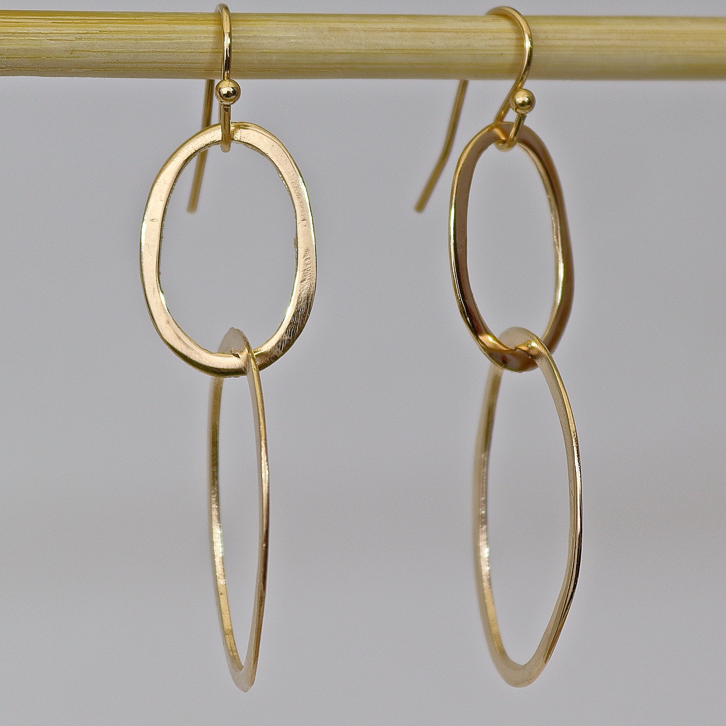 עגילי חישוק תלויים בזהב: תכשיטים מודרניים בעבודת יד ליומיום