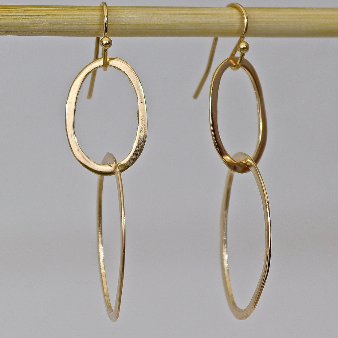 עגילי חישוק תלויים בזהב: תכשיטים מודרניים בעבודת יד ליומיום