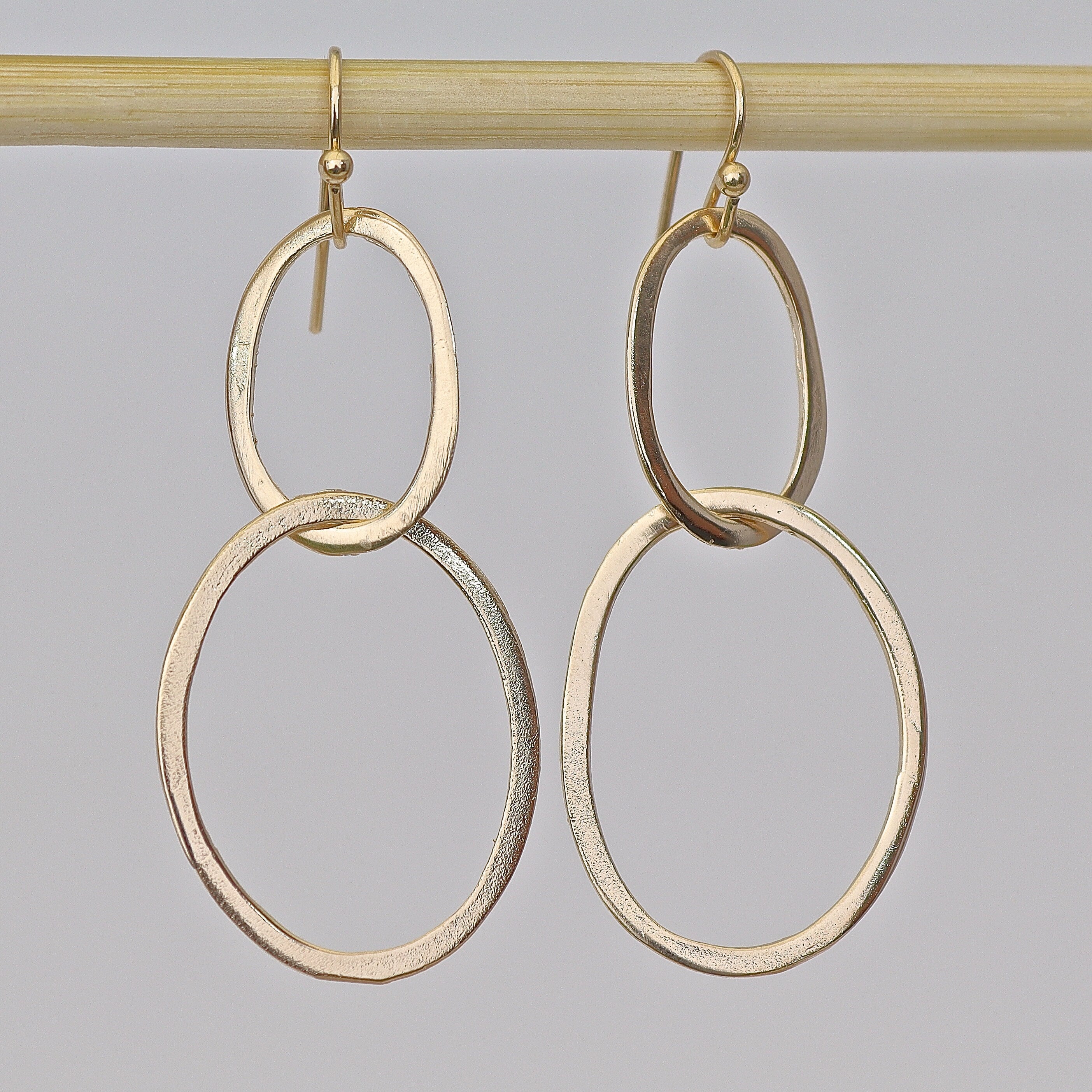 עגילי זהב 14 קראט משובצים בצבע לינק