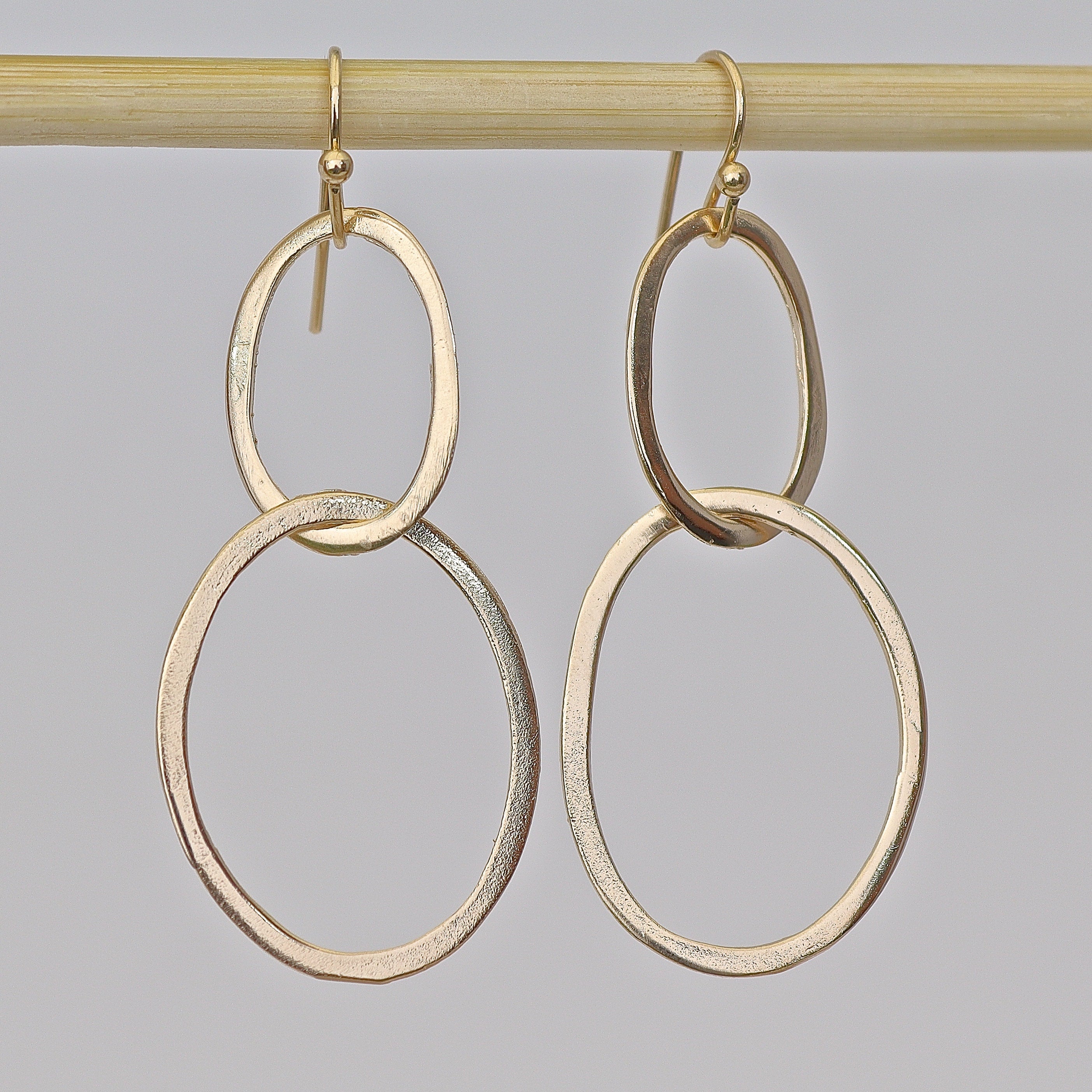 עגילי זהב 14 קראט עם קישורים - עגילי טיפה אלגנטיים לנשים