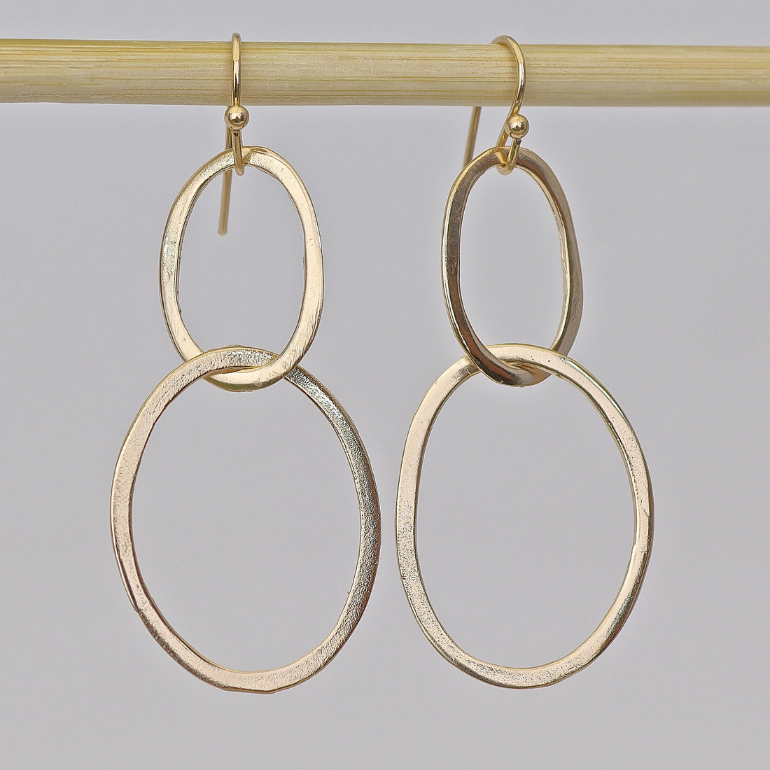 עגילי חישוק תלויים בזהב: תכשיטים מודרניים בעבודת יד ליומיום