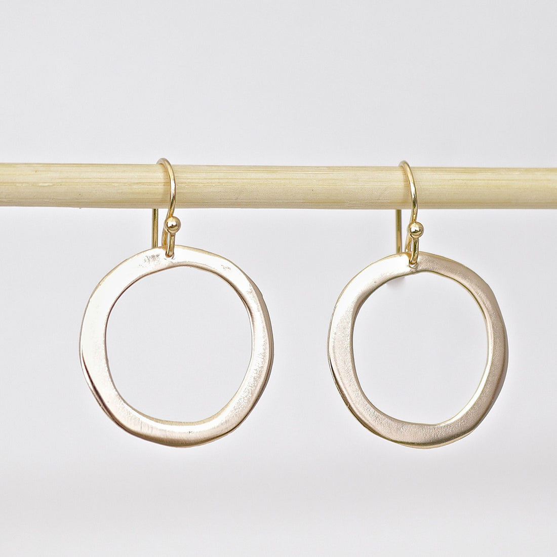 עגילי זהב מלא 14 קראט בצורת עיגול פתוח