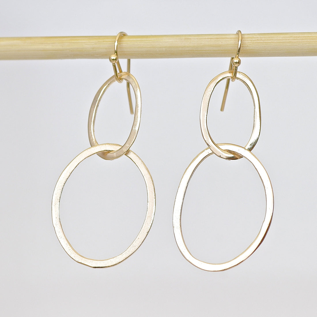 עגילי חישוק תלויים בזהב: תכשיטים מודרניים בעבודת יד ליומיום