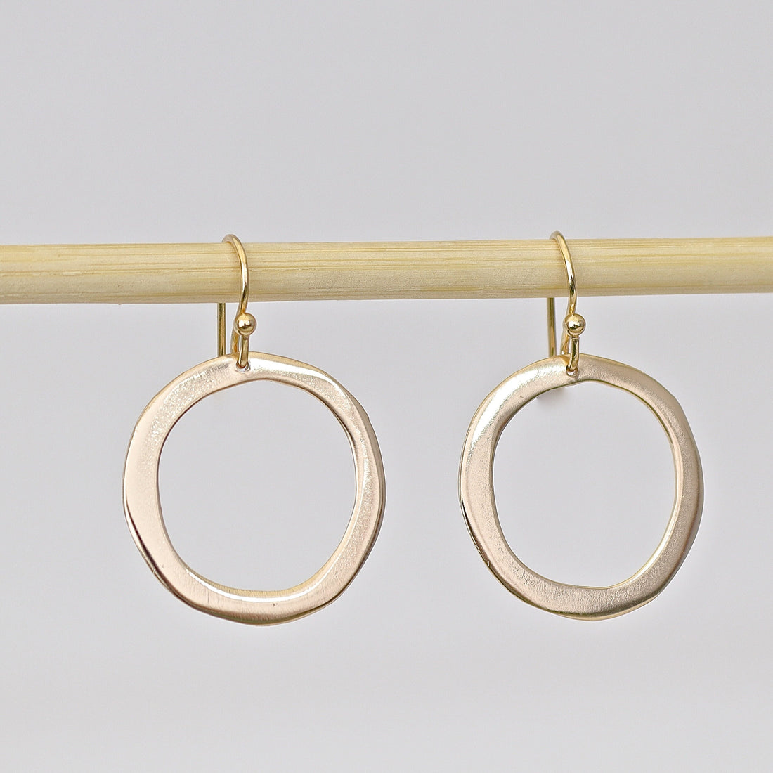 עגילי זהב מלא 14 קראט בצורת עיגול פתוח