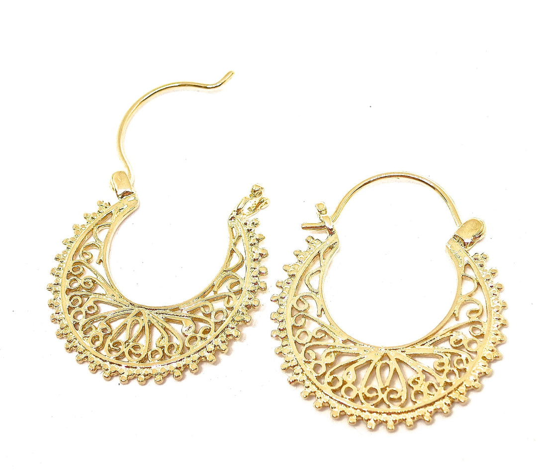 עגילי חישוק זהב 14 קראט משובצים בציפוי פיליגרן