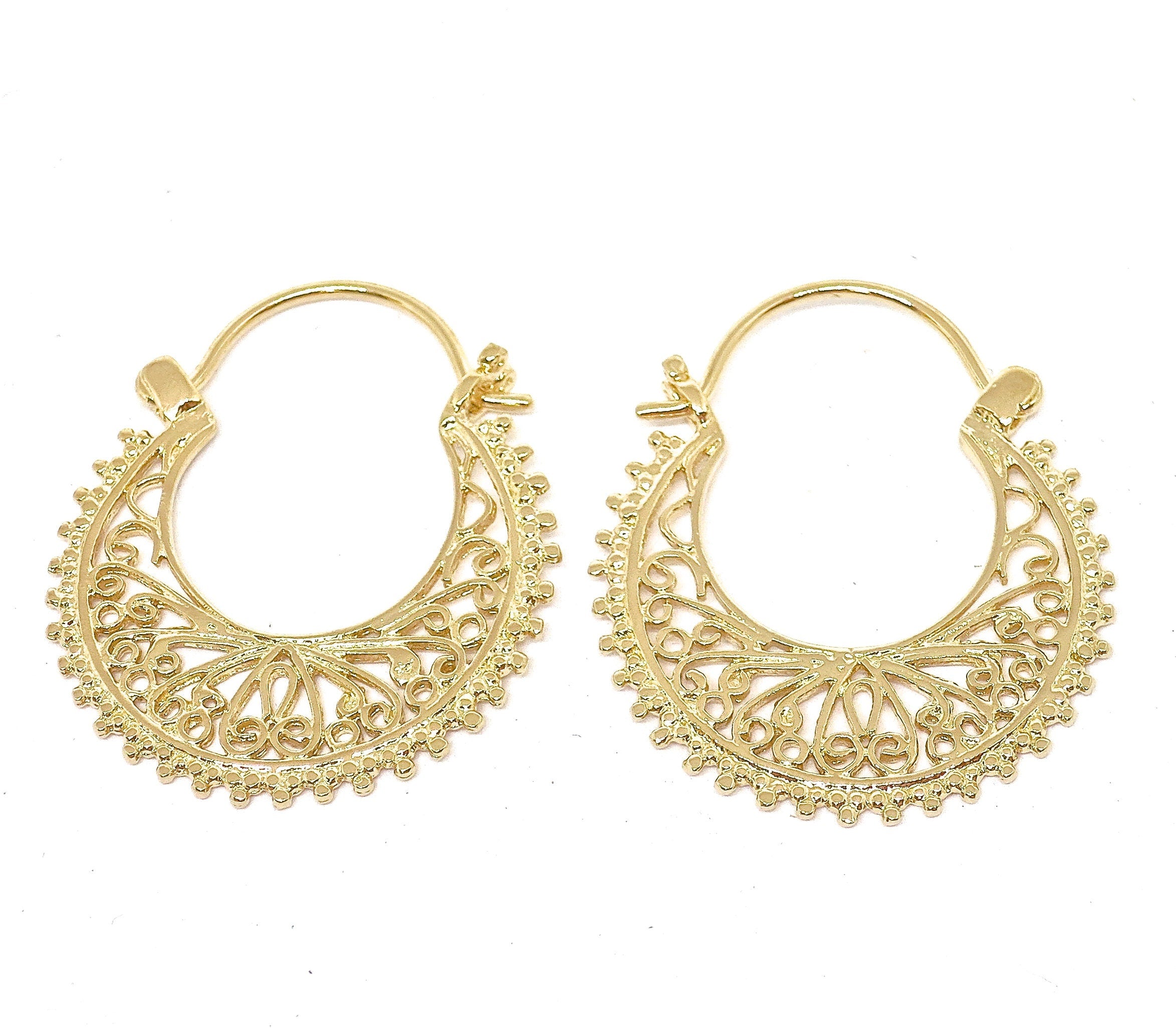 עגילי חישוק זהב 14 קראט משובצים בציפוי פיליגרן