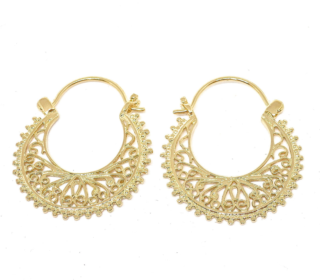 עגילי חישוק זהב 14 קראט משובצים בציפוי פיליגרן