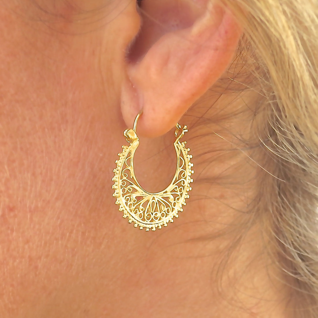 עגילי חישוק זהב 14 קראט משובצים בציפוי פיליגרן