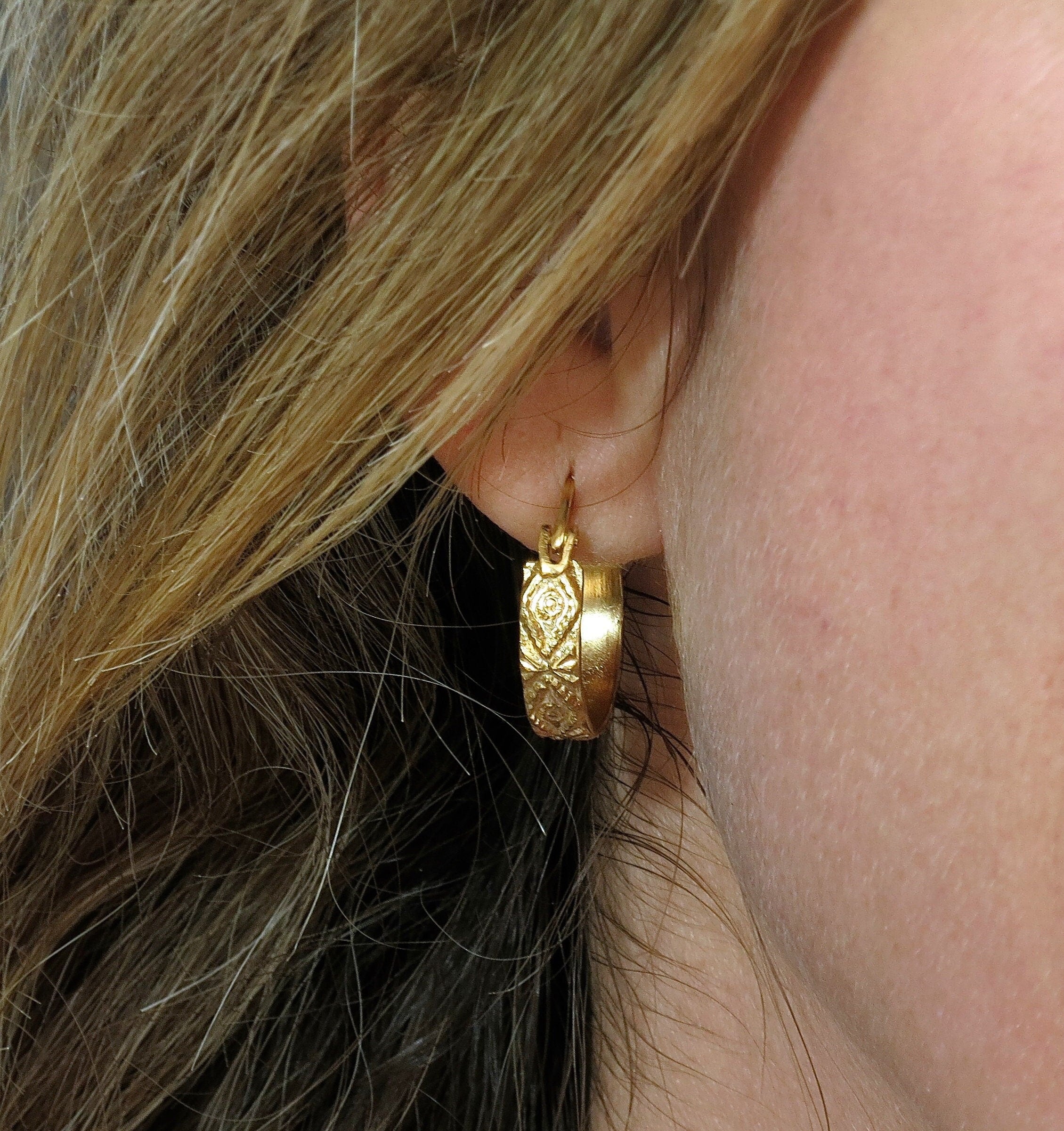 עגילי חישוק זהב עם טקסטורה, עגילי זהב בוהמיים