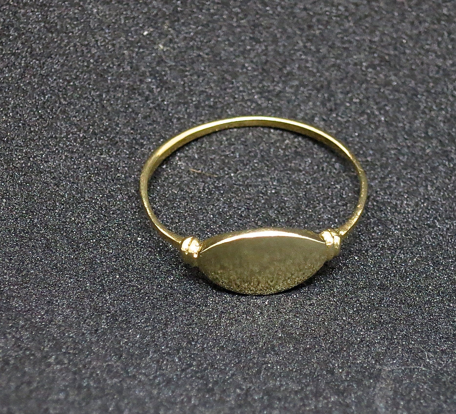 טבעת חותם מזהב מלא 14 קראט: טבעת זהב דקה