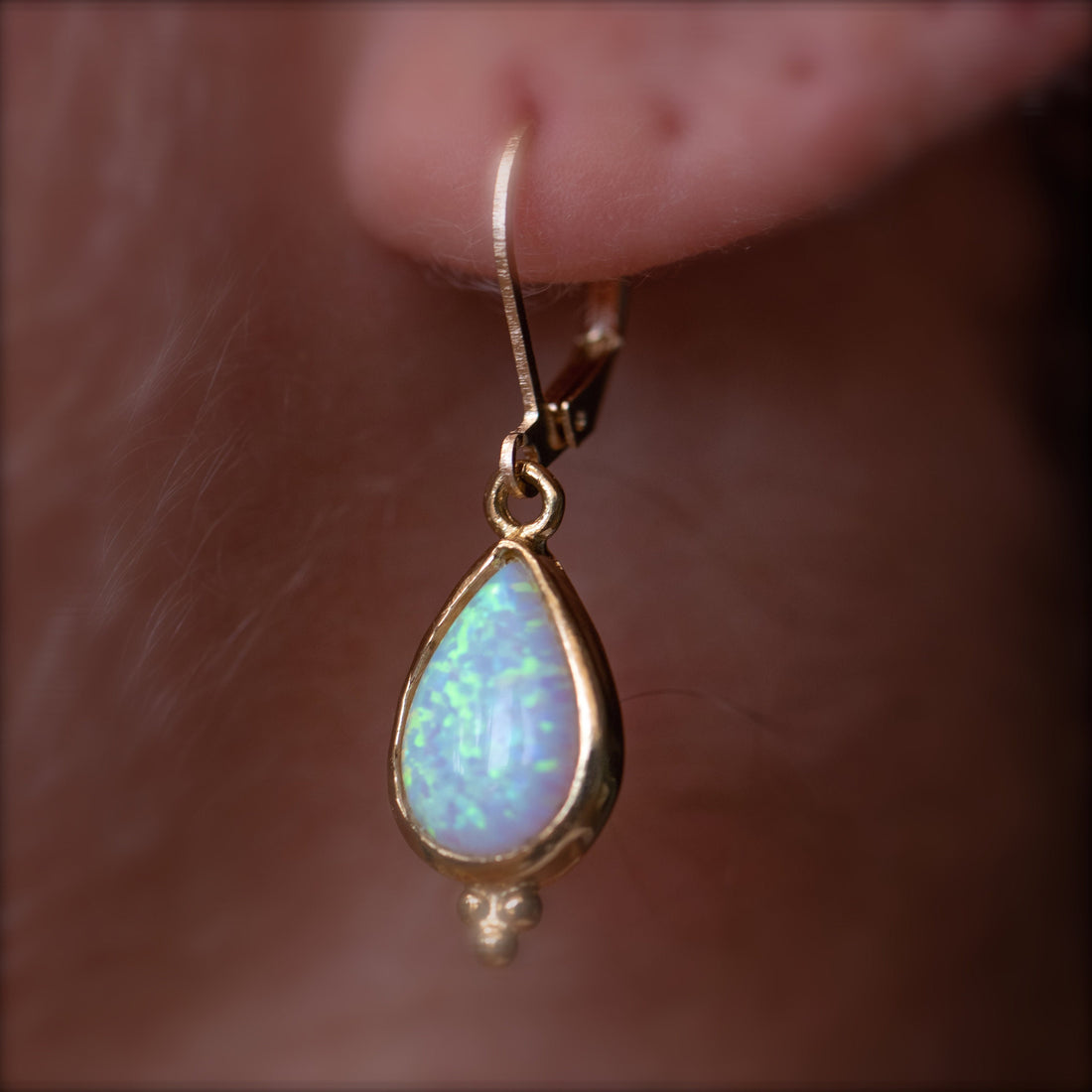 עגיל תלוי מזהב מלא 14 קראט משובץ אופל לבן לאישה