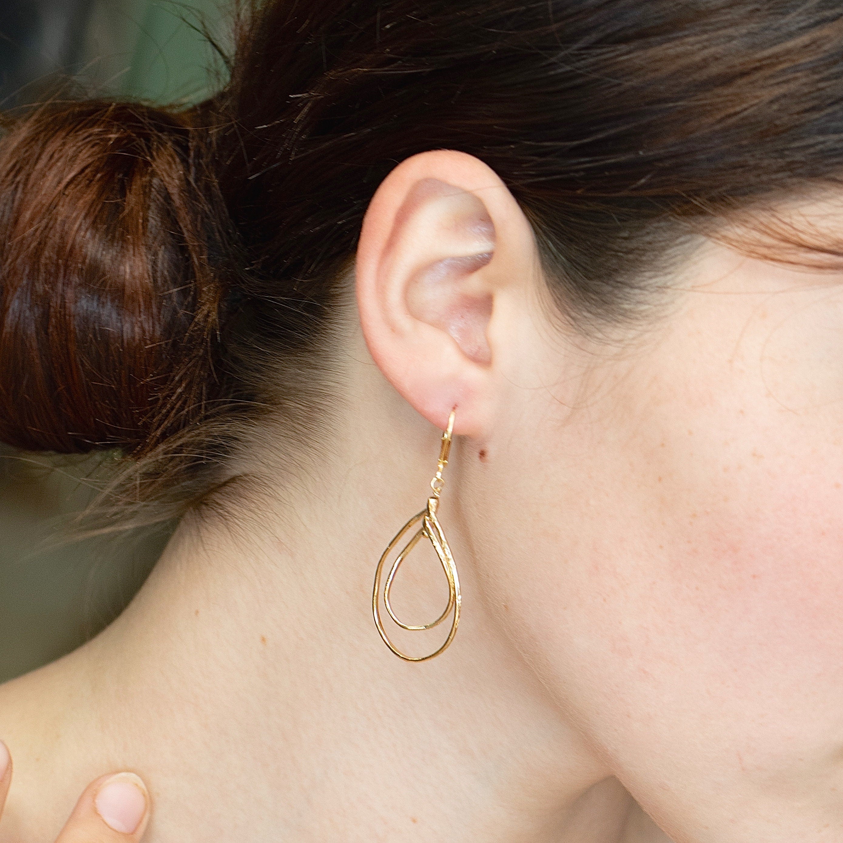 עגילי זהב מלא 14 קראט עם שתי טיפות תלויות