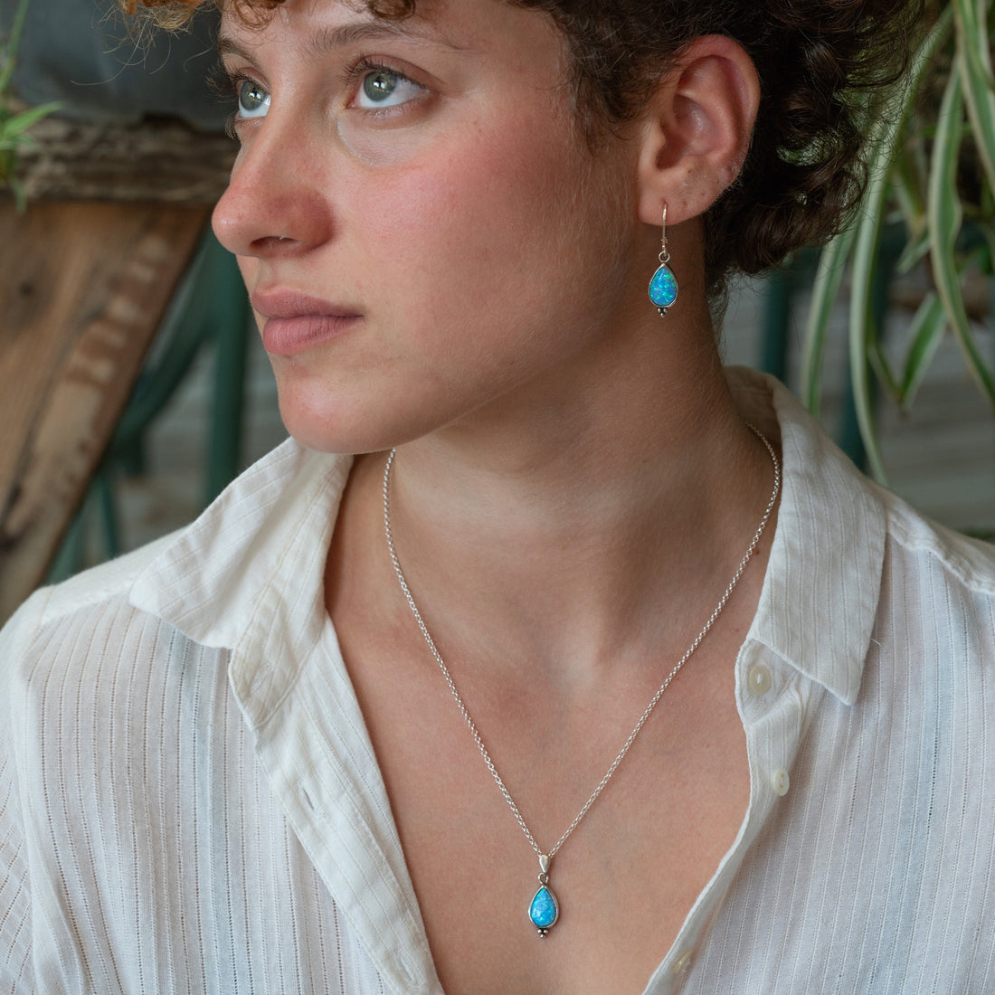 עגילי טיפה משובצים באופל, עגילי כסף סטרלינג 925 משובצים באופל כחול