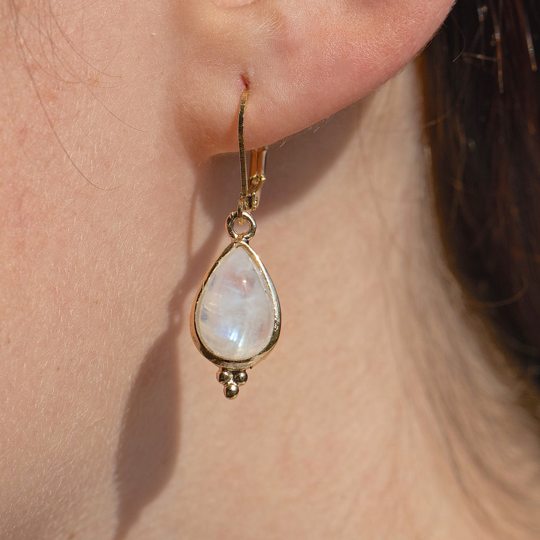 עגיל זהב תלוי באבן ירח, עגילי אבן חן דמעה