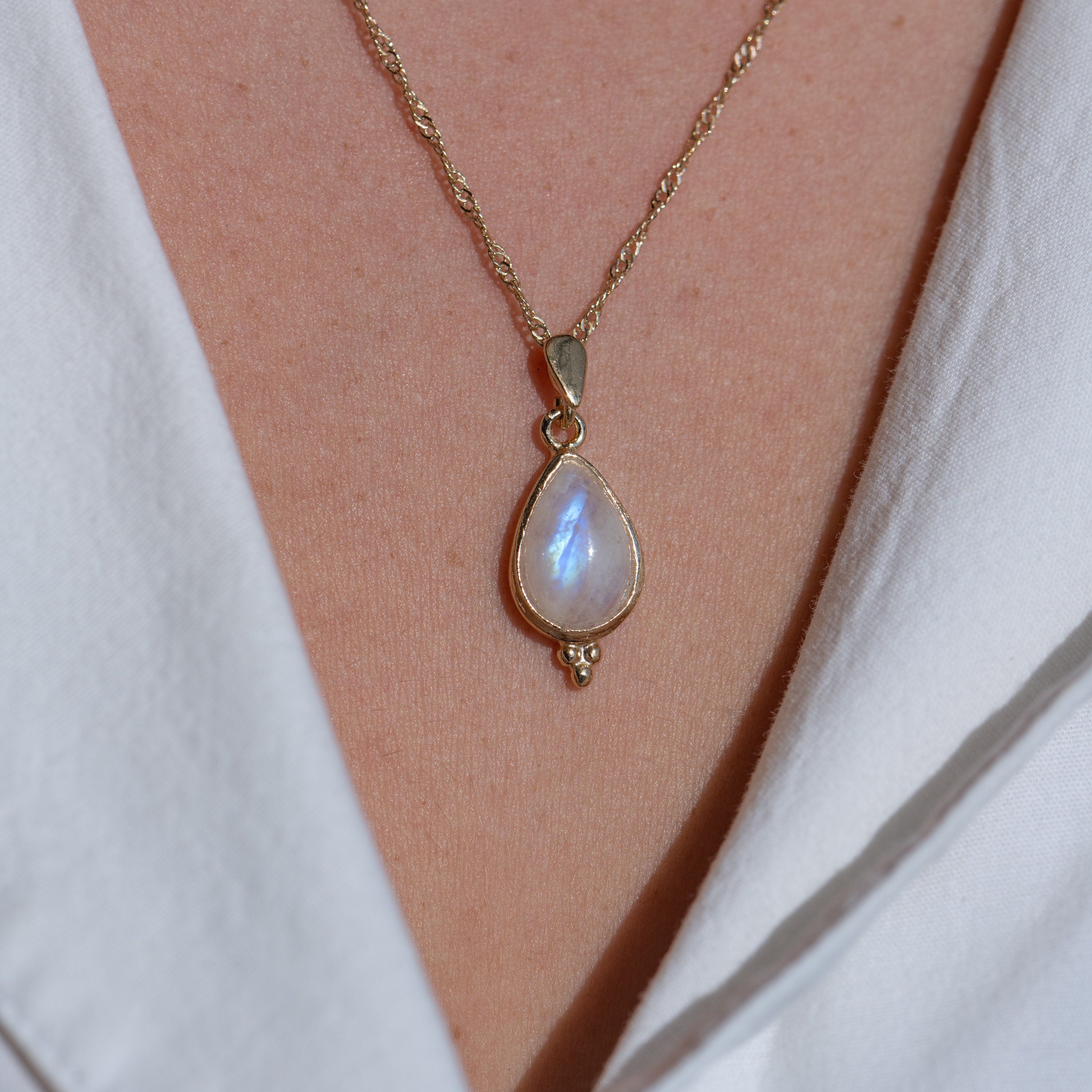 שרשרת טיפת מונסטון זהב: תליון אבן ירח בענן