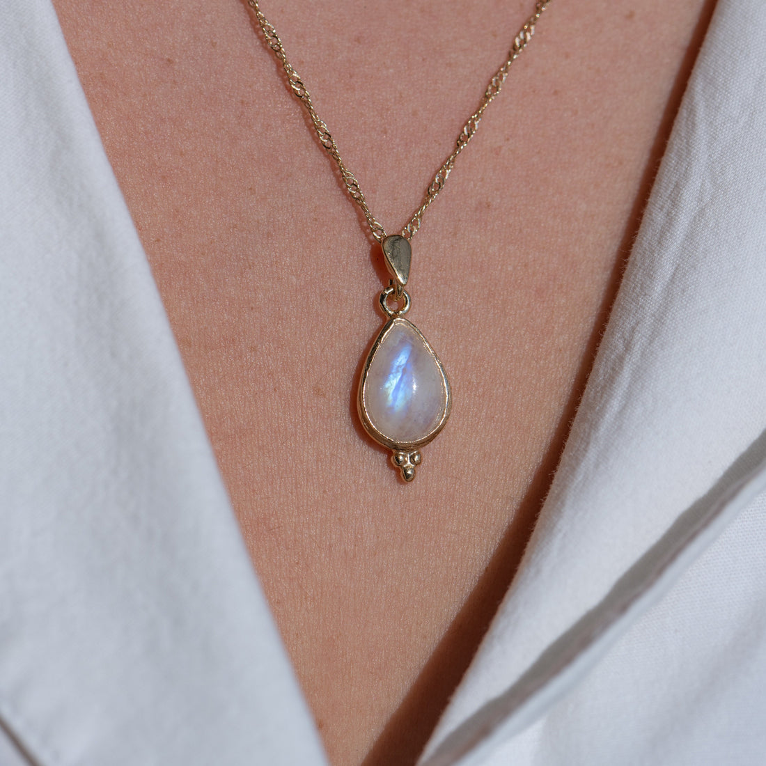שרשרת טיפת מונסטון זהב: תליון אבן ירח בענן