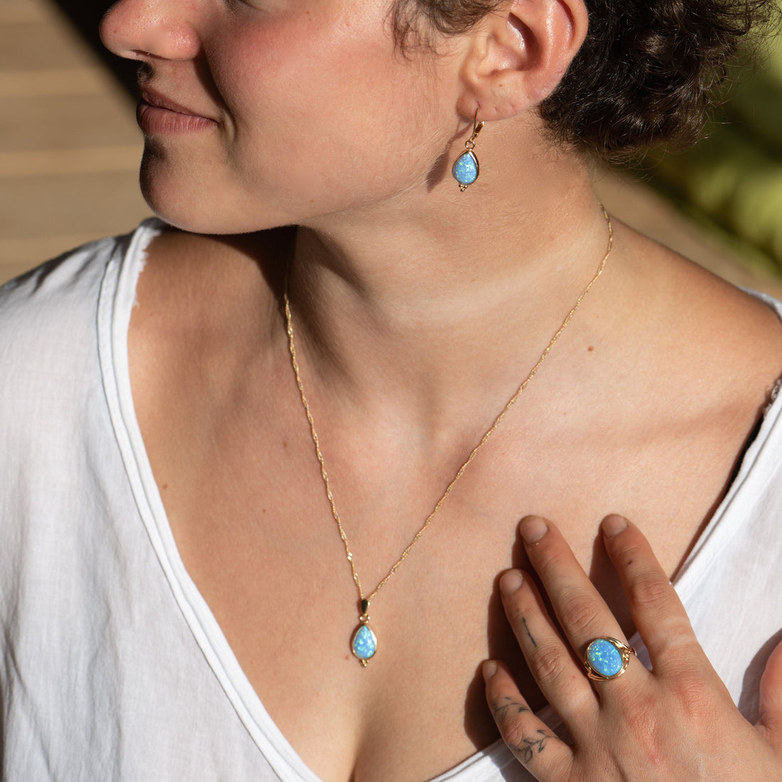 שרשרת אופל זהב, תליון שרשרת אופל כחולה עם דמעה מזהב לאישה