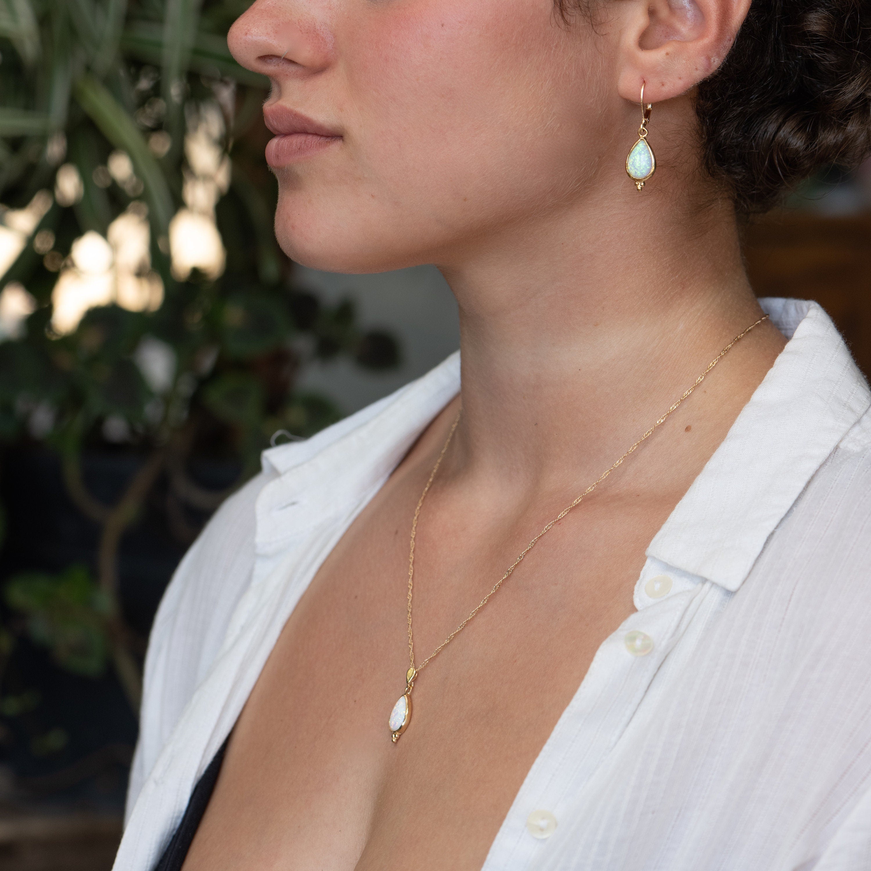 עגיל תלוי מזהב מלא 14 קראט משובץ אופל לבן לאישה