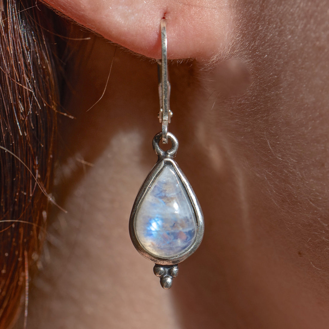 עגיל כסף סטרלינג תלוי עם דמעת מונסטון לאישה