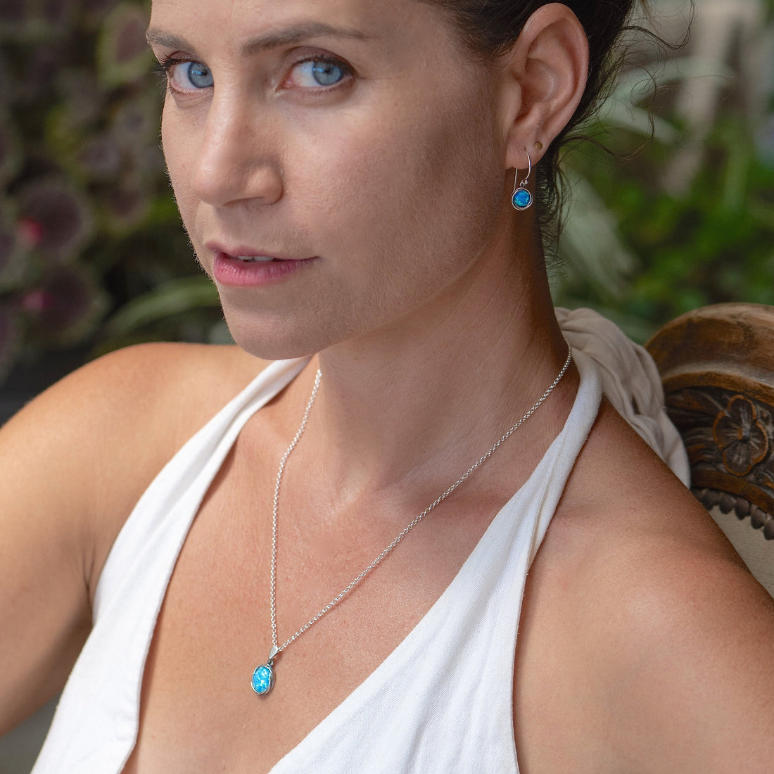 סט תכשיטי כסף סטרלינג אופל כחול: שרשרת ועגילים