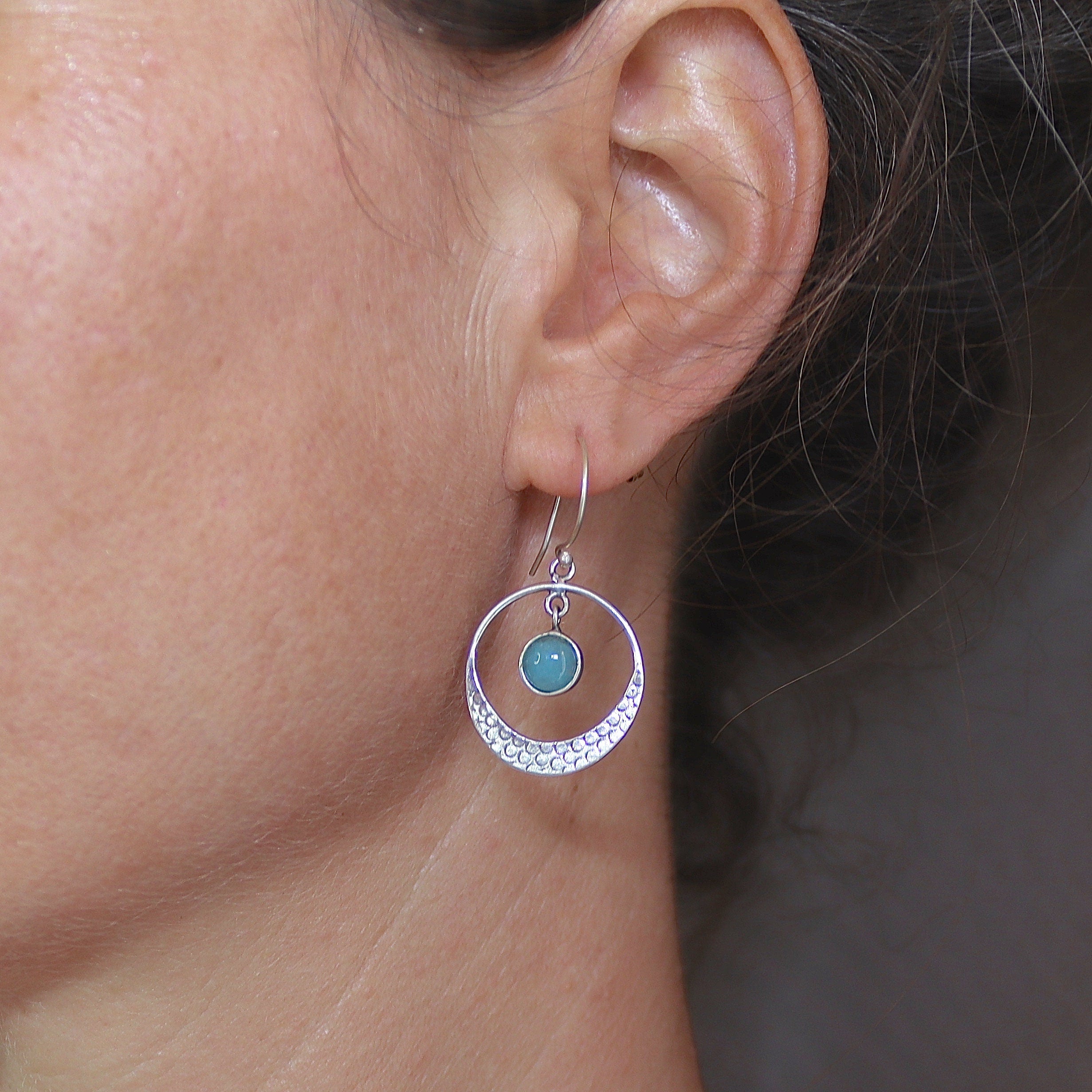 עגילי כסף תלויים אקוומרין חישוקים בעבודת יד משובצים