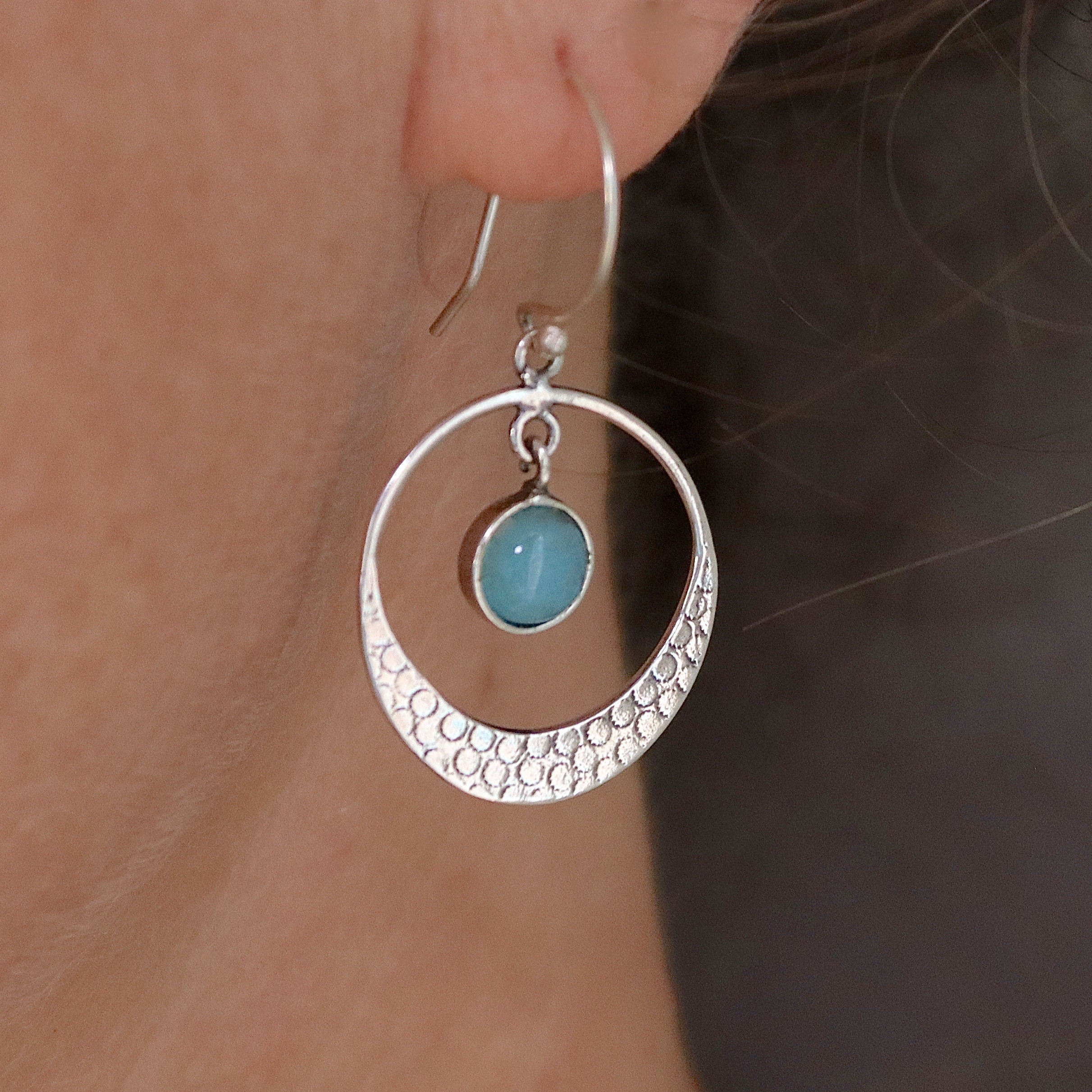 עגילי כסף תלויים אקוומרין חישוקים בעבודת יד משובצים