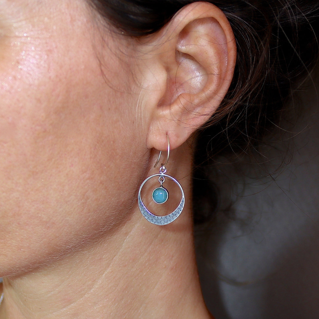 עגילי כסף תלויים אקוומרין חישוקים בעבודת יד משובצים