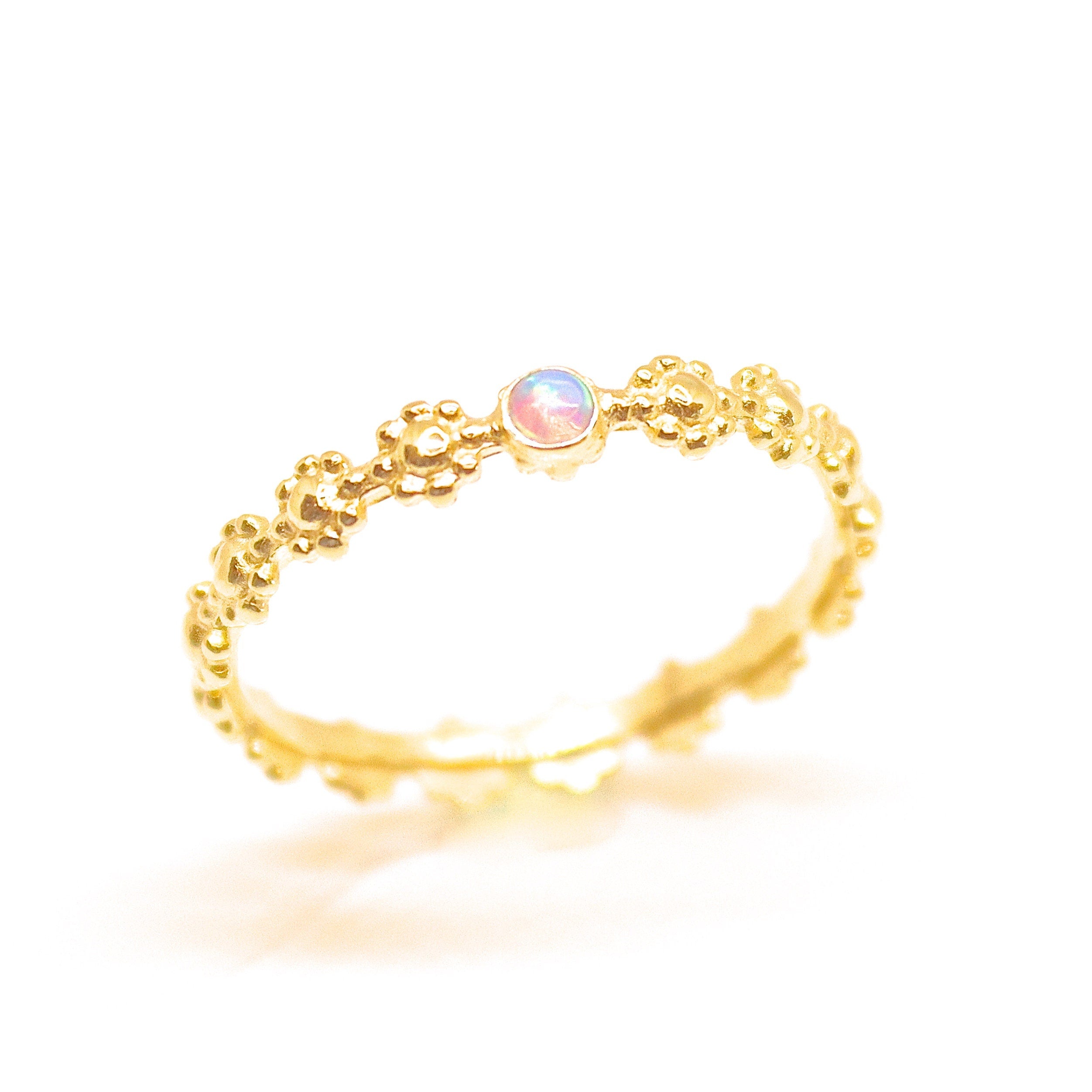 טבעת אופל מזהב 14 קראט משובצת פרחים