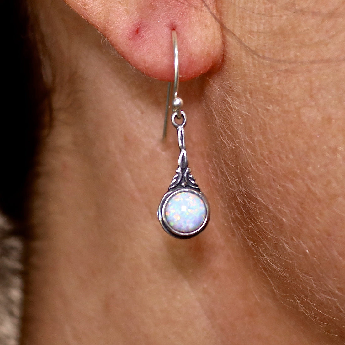 עגילי כסף סטרלינג ויקטוריאניים עם אופל לבן