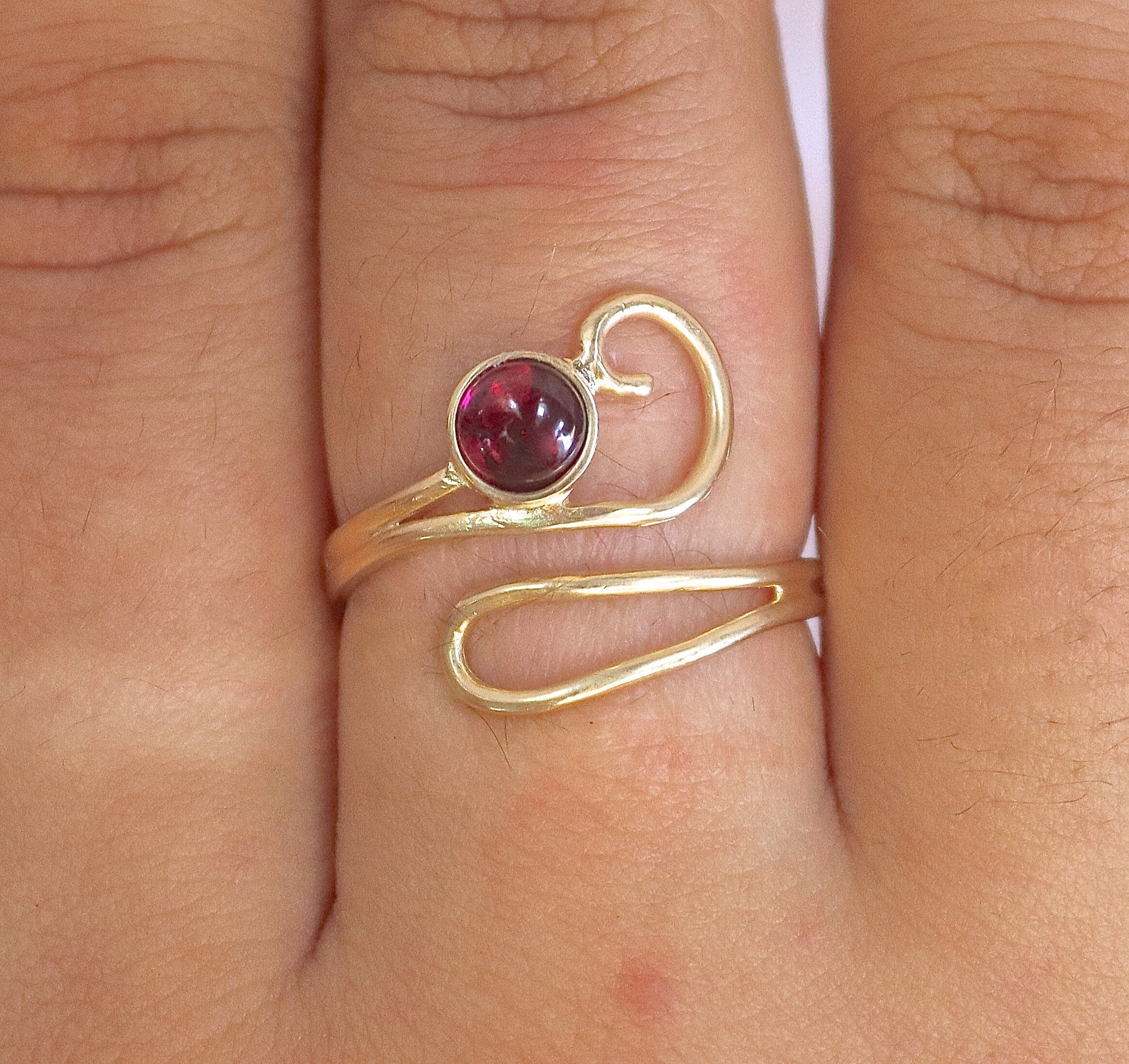 טבעת זהב מתכווננת משובצת גארנט