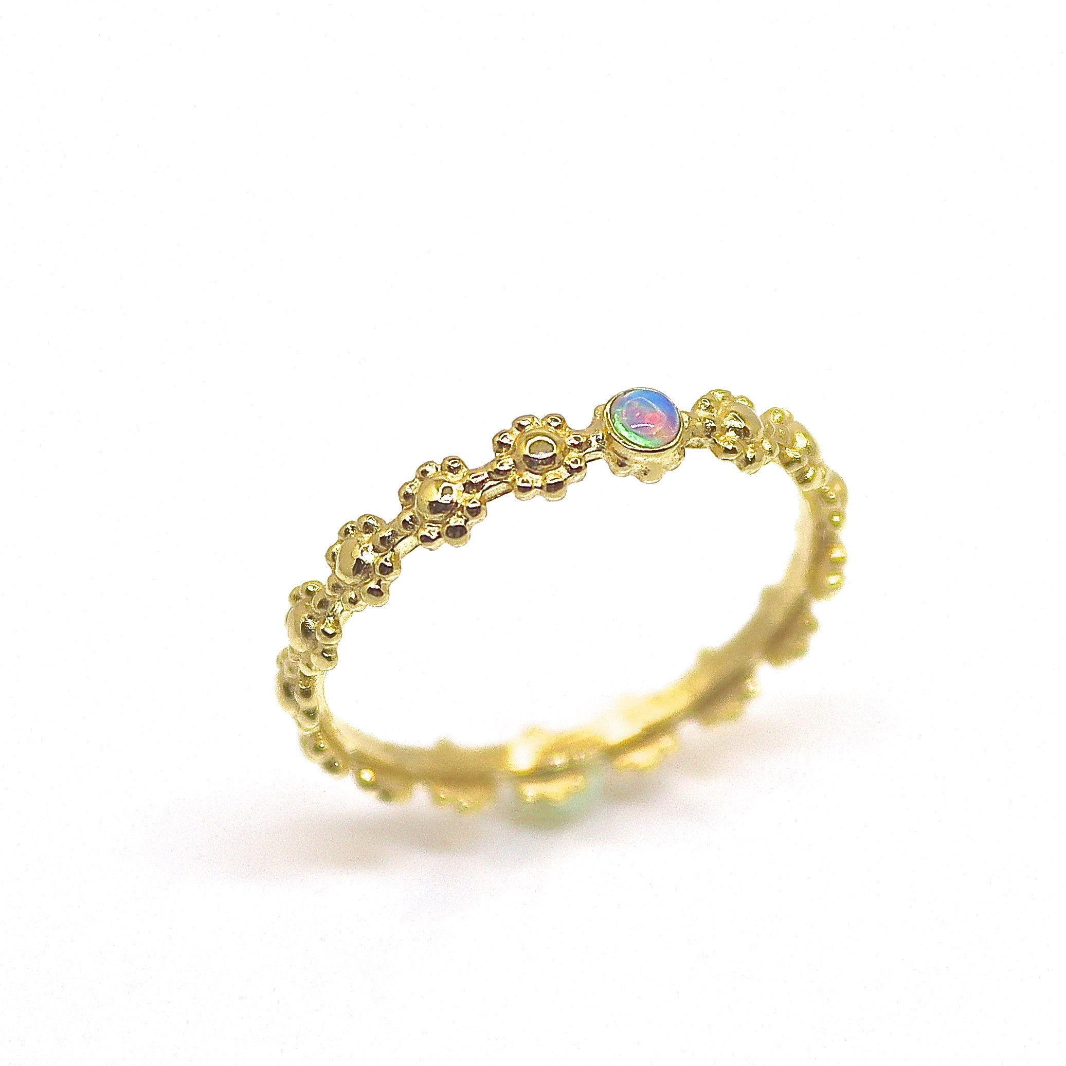 טבעת אופל מזהב 14 קראט משובצת פרחים