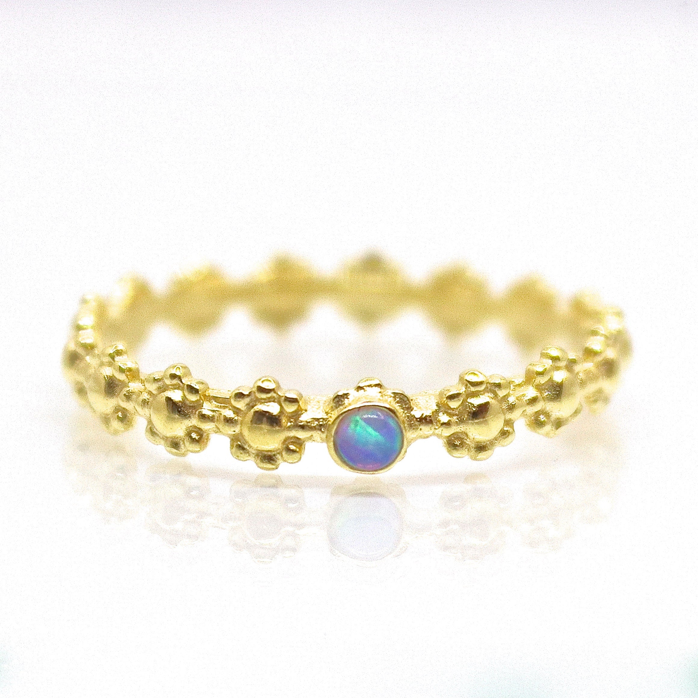 טבעת אופל מזהב 14 קראט משובצת פרחים