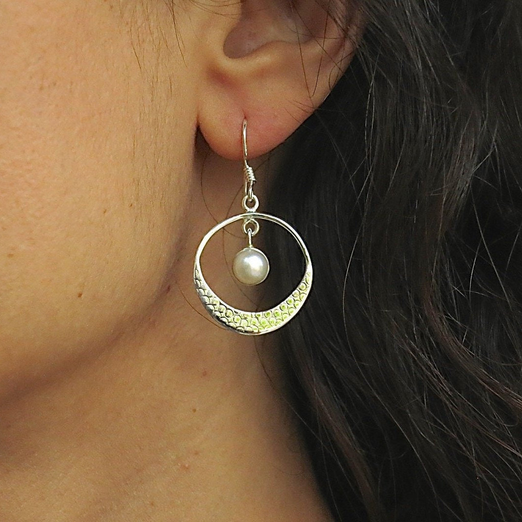 עגילי כסף פנינה 925 תלויים, עגילי חישוק מכסף מרוקעים, עגילי בוהו, עגילי כסף עם טקסטורה