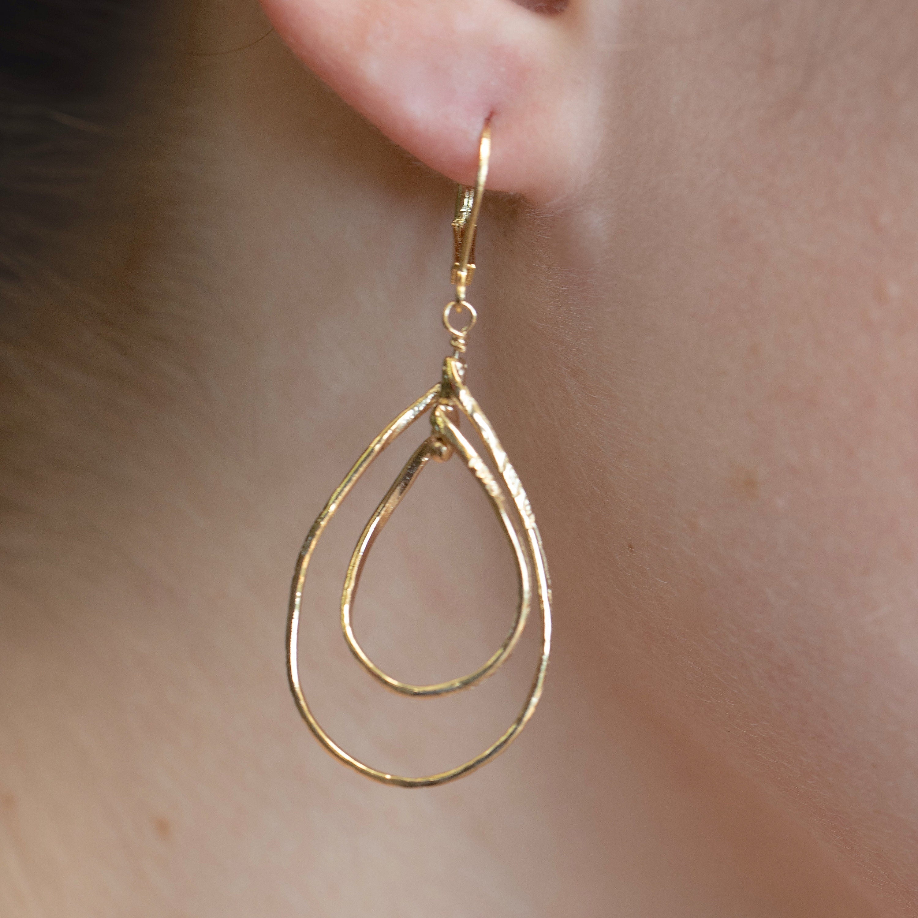 עגילי זהב מלא 14 קראט עם שתי טיפות תלויות