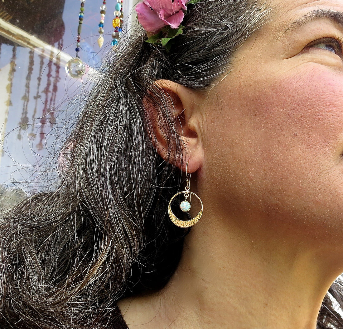 עגילי חישוק פתוחים עם אופל תלוי מזהב 14 קראט חישוקי אופל מודרניים ואלגנטיים מתנה לה